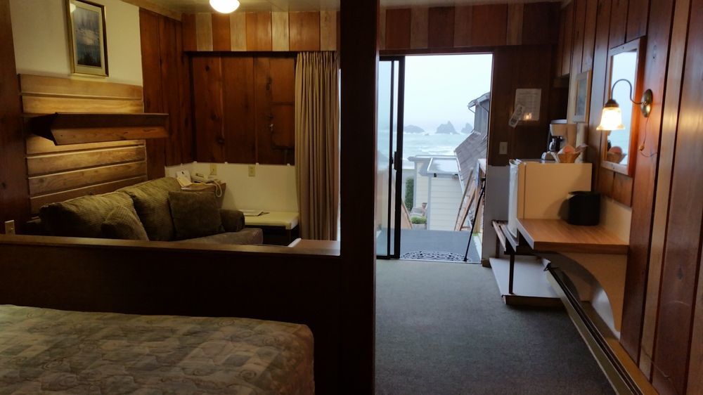 Sunset Oceanfront Lodging Бандън Екстериор снимка