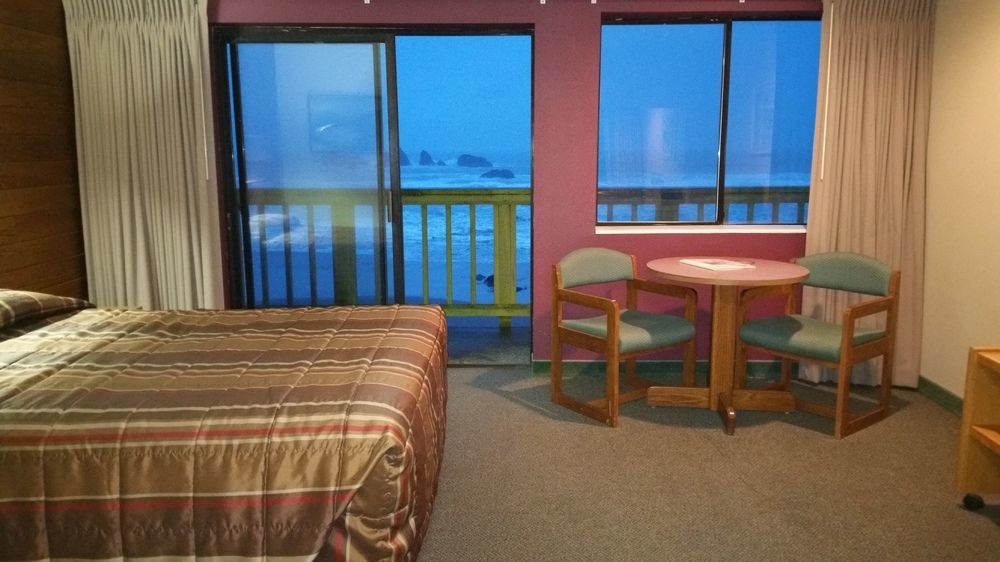 Sunset Oceanfront Lodging Бандън Екстериор снимка