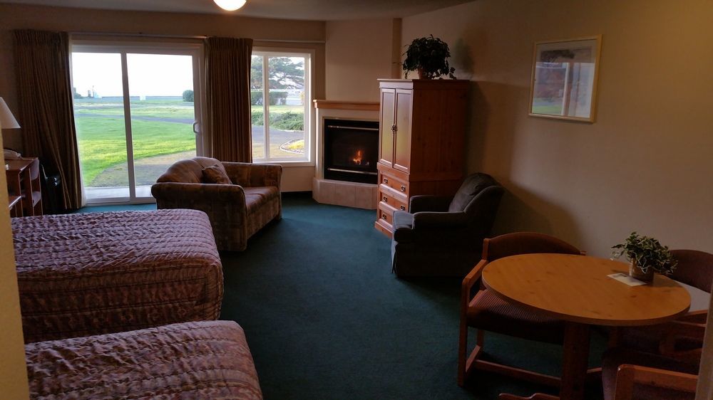 Sunset Oceanfront Lodging Бандън Екстериор снимка