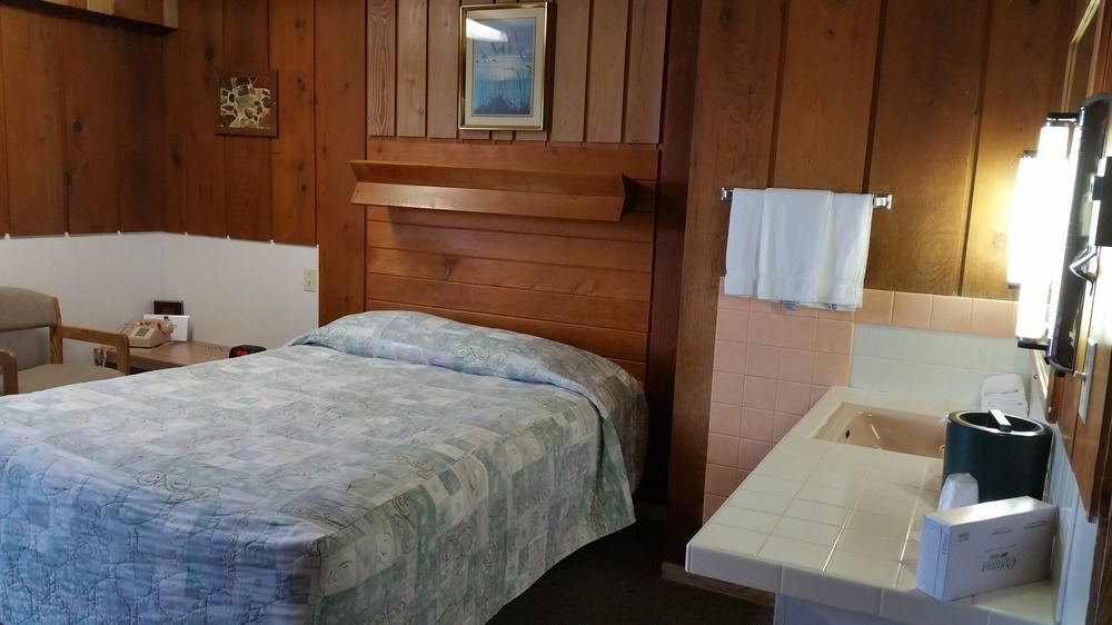 Sunset Oceanfront Lodging Бандън Екстериор снимка