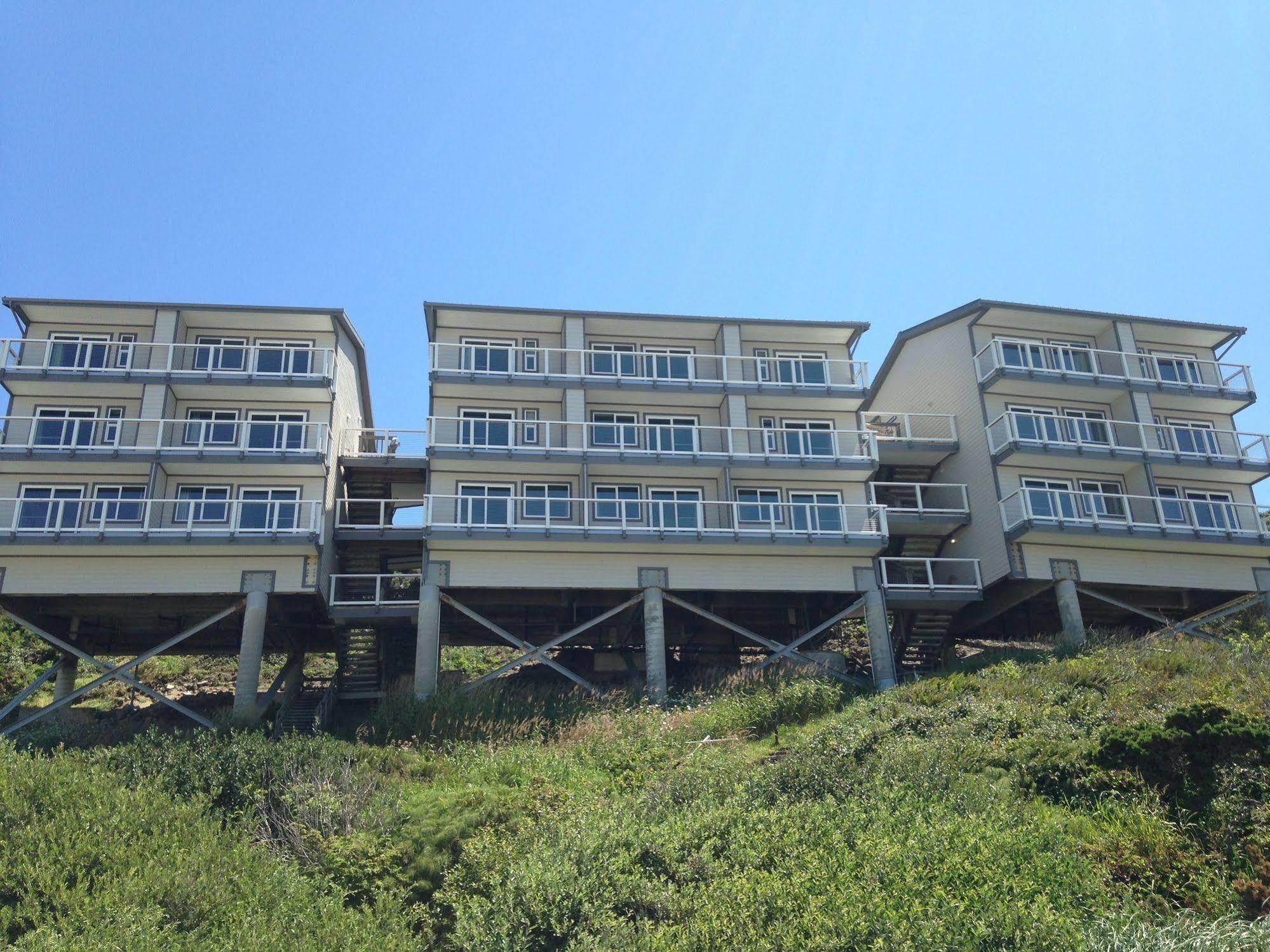 Sunset Oceanfront Lodging Бандън Екстериор снимка