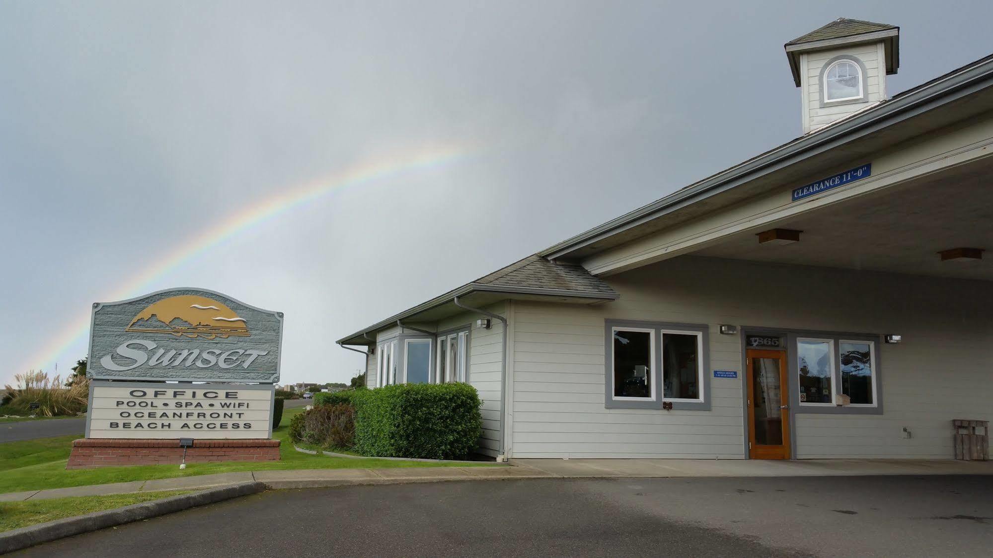 Sunset Oceanfront Lodging Бандън Екстериор снимка