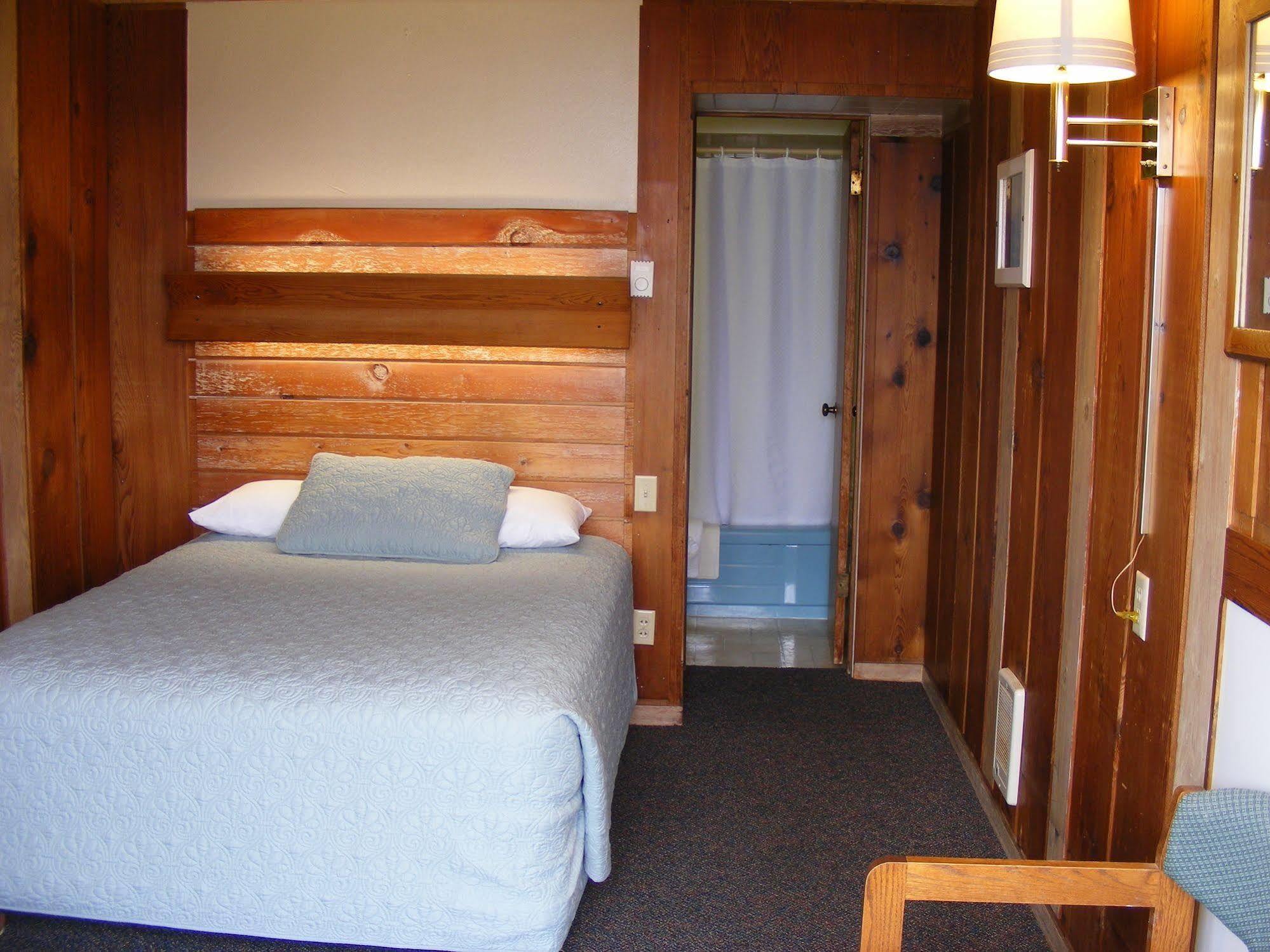 Sunset Oceanfront Lodging Бандън Екстериор снимка