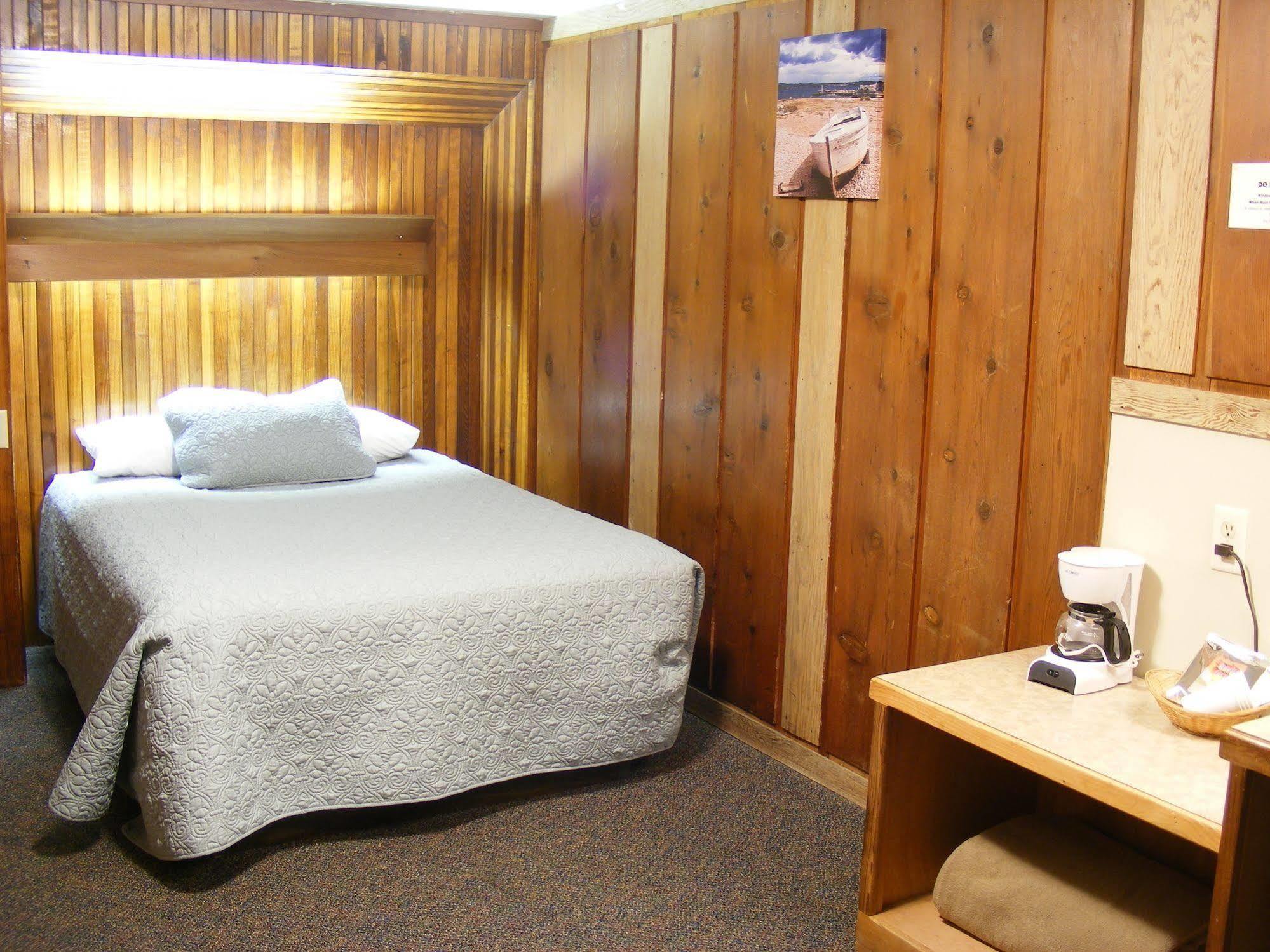 Sunset Oceanfront Lodging Бандън Екстериор снимка