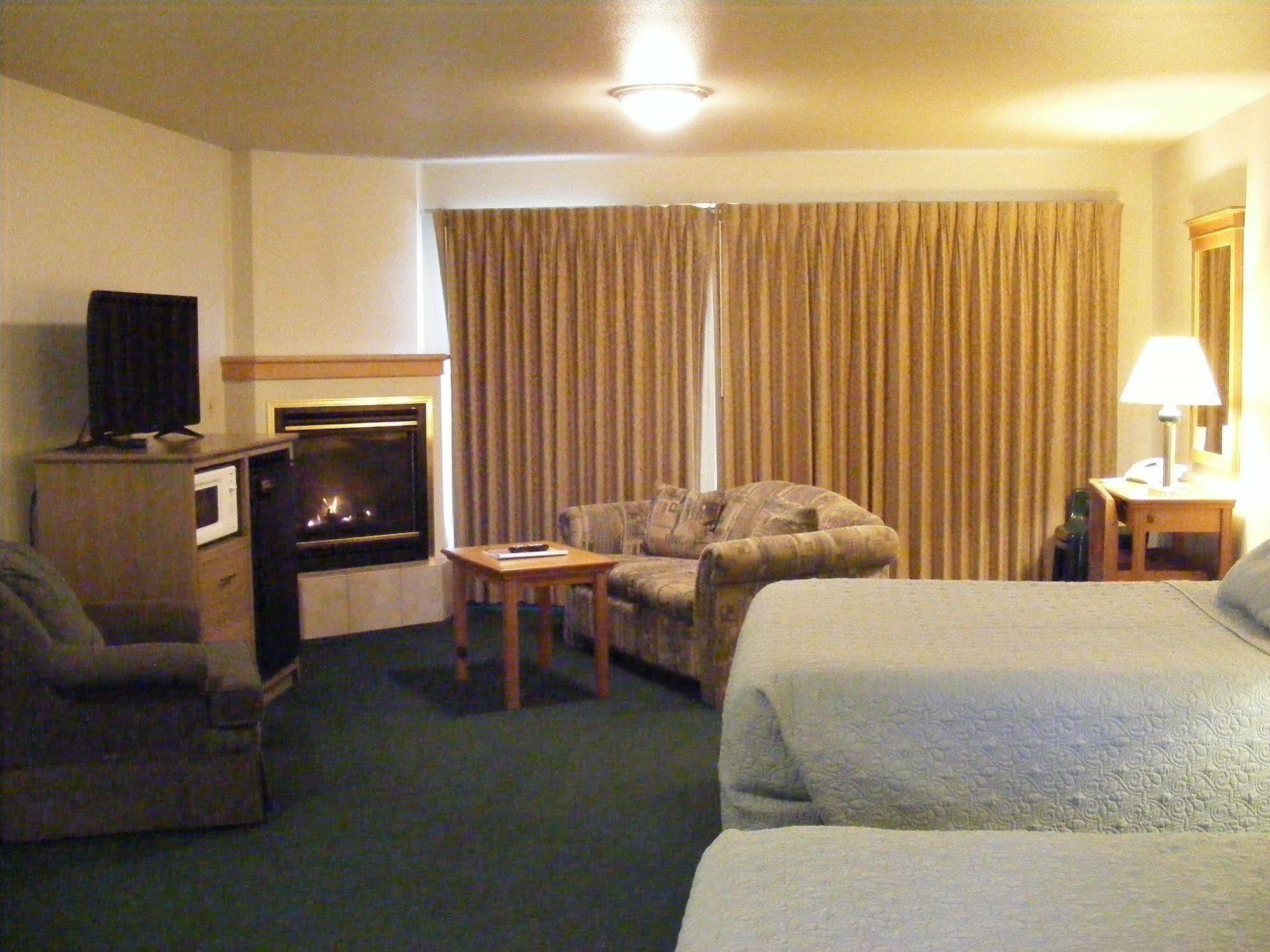 Sunset Oceanfront Lodging Бандън Екстериор снимка