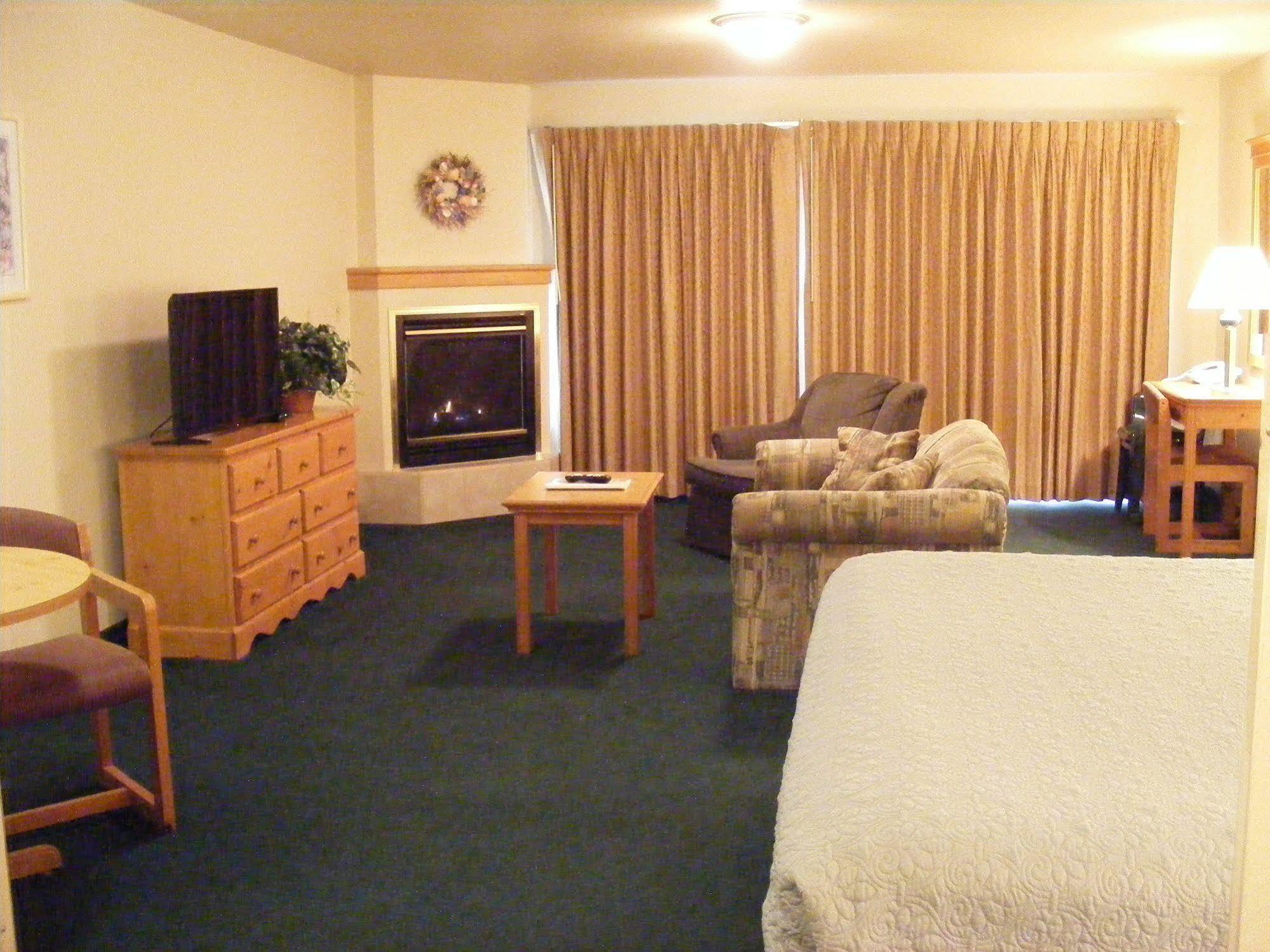 Sunset Oceanfront Lodging Бандън Екстериор снимка